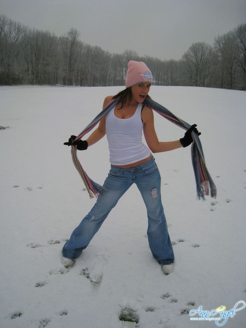 Немного эротики ;) Девушка на снегу (10 фото)