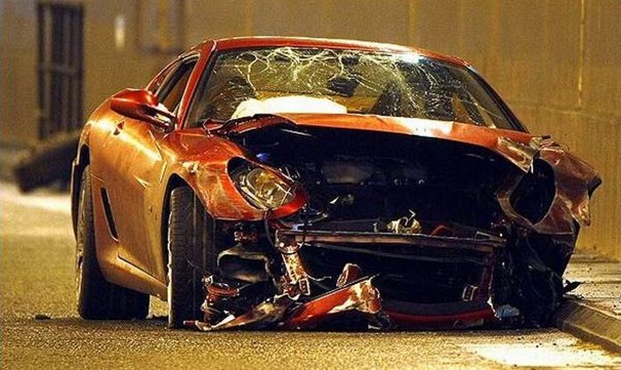 Криштиану Роналдо попал в аварию на «Феррари» (11 фото)
