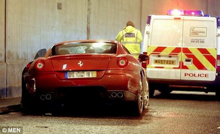 Криштиану Роналдо попал в аварию на «Феррари» (11 фото)