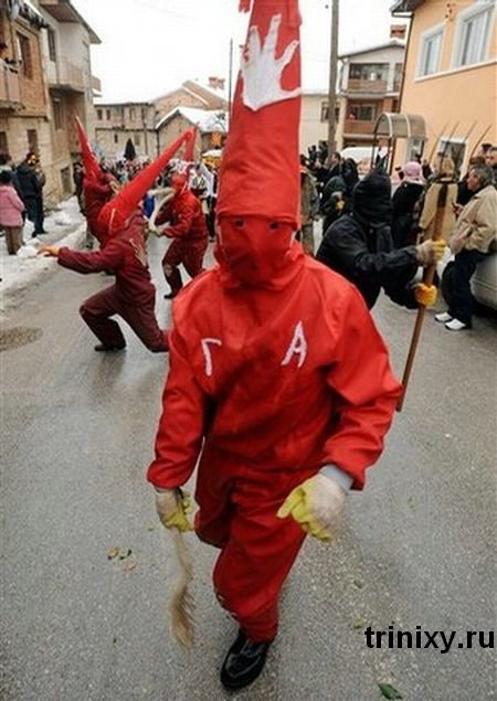 Жуткий карнавал в Македонии (14 фото)