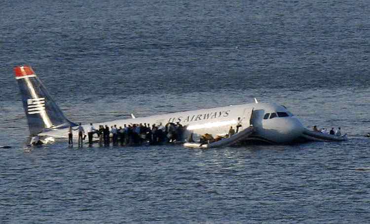 Вчерашнее падение самолета в Нью-Йорке (25 фото)
