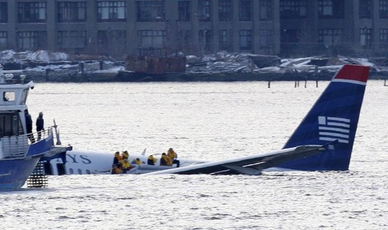 Вчерашнее падение самолета в Нью-Йорке (25 фото)