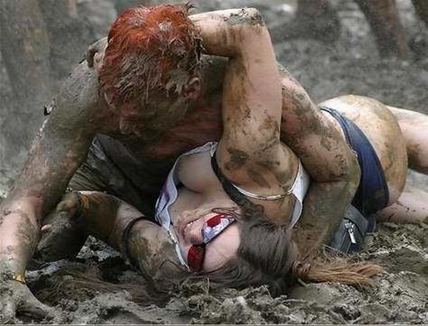 Борьба в грязи (20 фото)