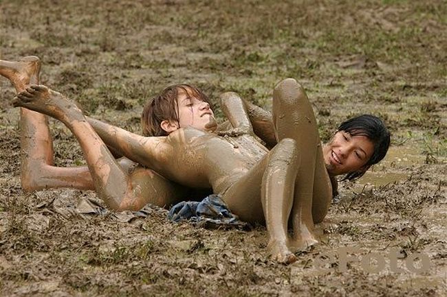 Борьба в грязи (20 фото)