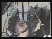 В США подросток избил водителя школьного автобуса (15.5 мб)