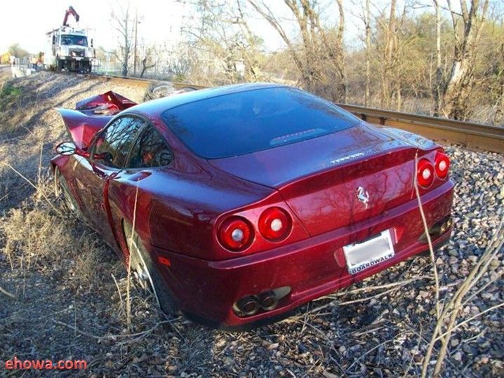 Столкновение Ferrari и поезда (8 фото)