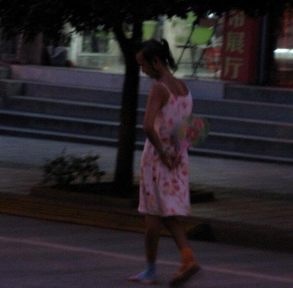 Симпатичная китайская девушка гуляет по улице (7 фото)