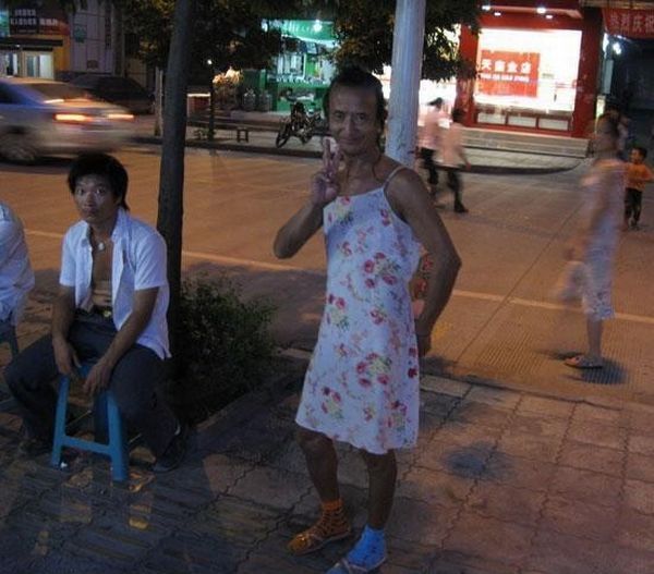 Симпатичная китайская девушка гуляет по улице (7 фото)