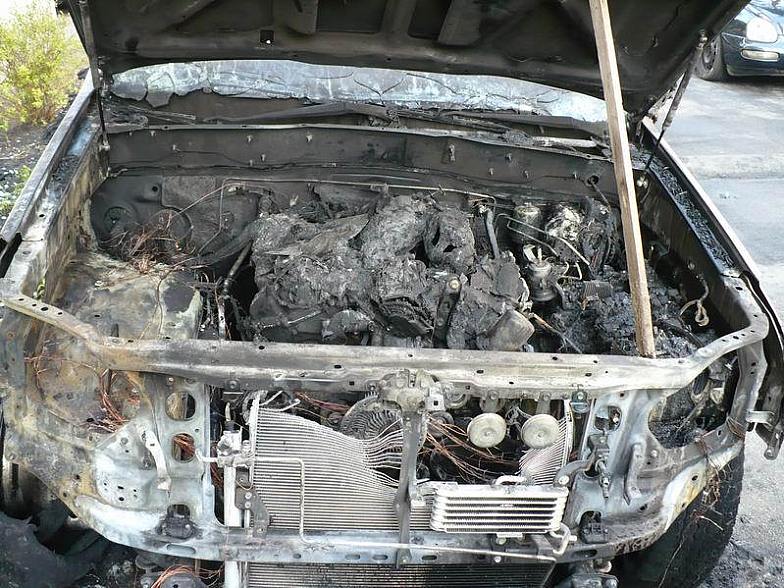 Вчера ночью в Киеве сгорел Toyota - Land Cruiser (13 фото)