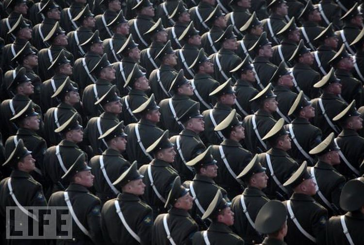 Смешные военные парады (23 фото)