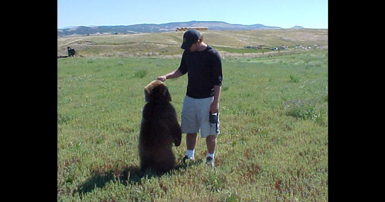 Друзья. Человек и медведь (23 фото)
