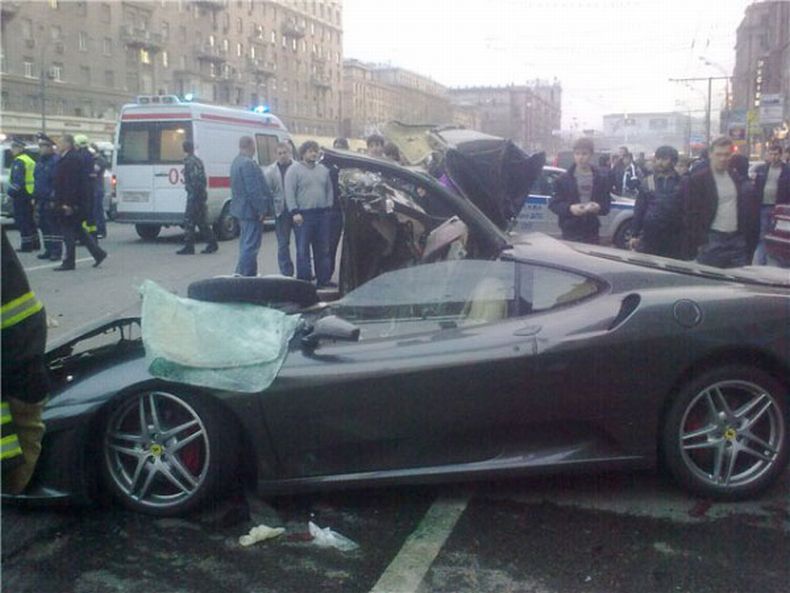 В Москве разбили Ferrari (5 фото)