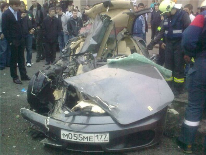 В Москве разбили Ferrari (5 фото)