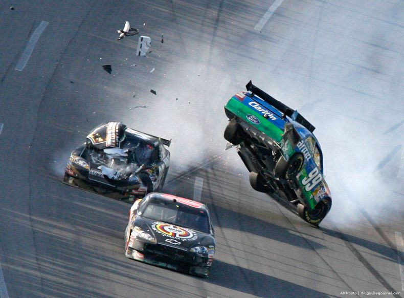 Авария во время NASCAR Sprint Cup Series (7 фото + видео)