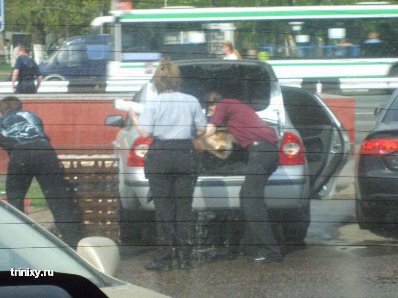 Погрузка булочек в левую машину (5 фото)