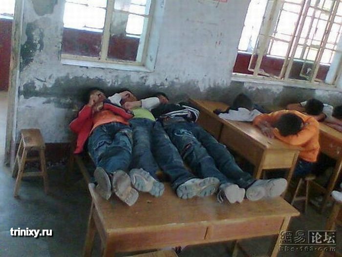 Тихий час в китайской школе (4 фото)