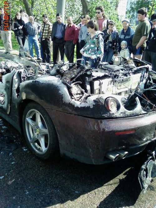 В Москве сгорел новенький Ferrari (30 фото )