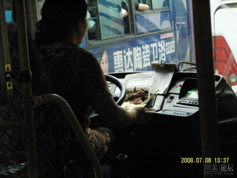 Как обедают китайские водители автобусов (3 фото)