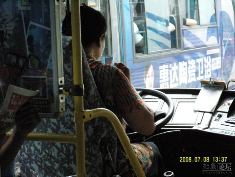 Как обедают китайские водители автобусов (3 фото)
