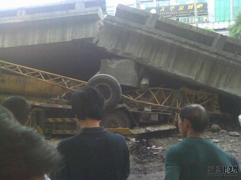 В Китае рухнул мост (13 фото)