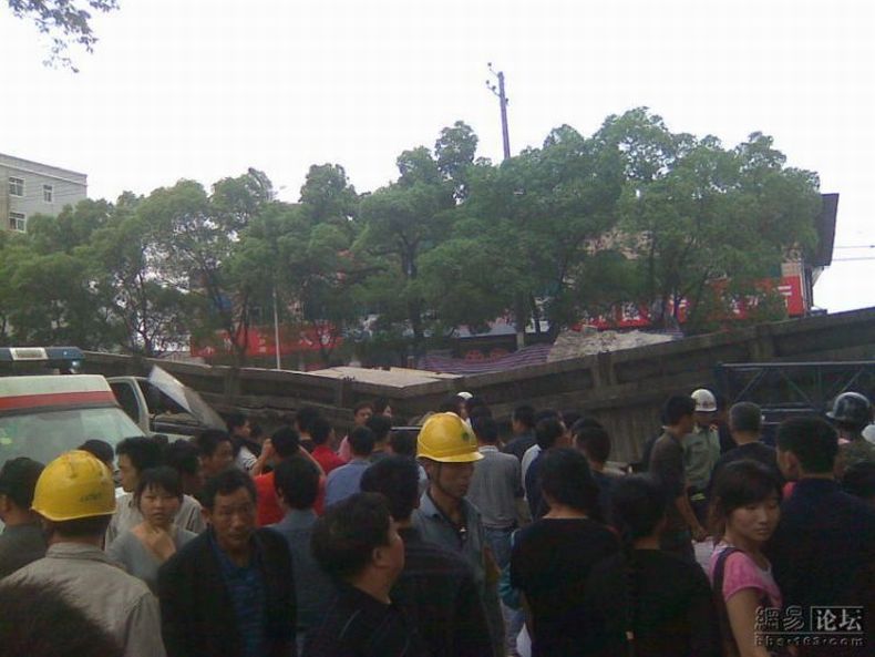 В Китае рухнул мост (13 фото)