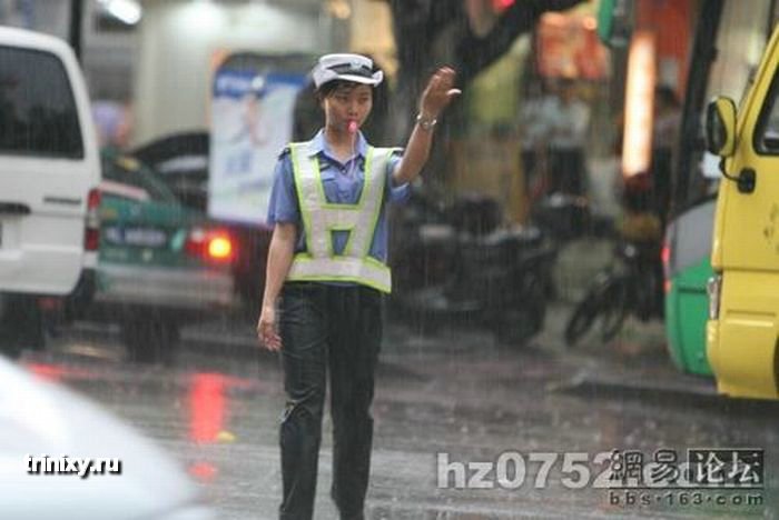 Китайская девушка на посту (6 фото)