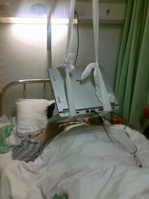 Как пользоваться ноутбуком в больнице (4 фото)