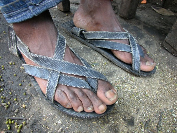 Обувь для самых бедных (16 фото)