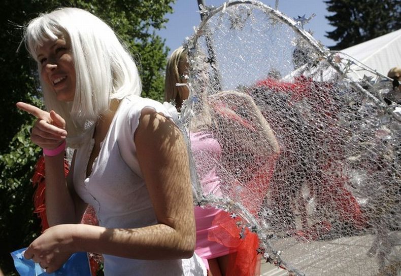 Вчера в Риге состоялся парад по поводу Дня блондинки (12 фото)