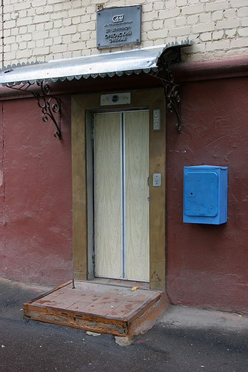 Необычные двери в Орле (2 фото)