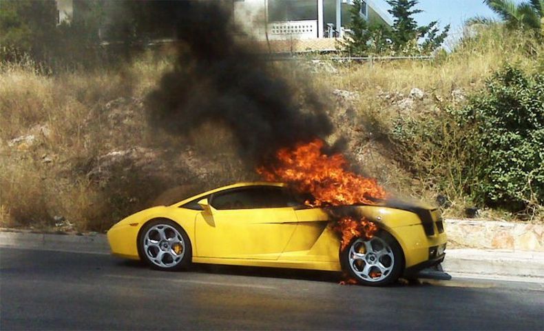 Очередной сгоревший Lamborghini (8 фото)