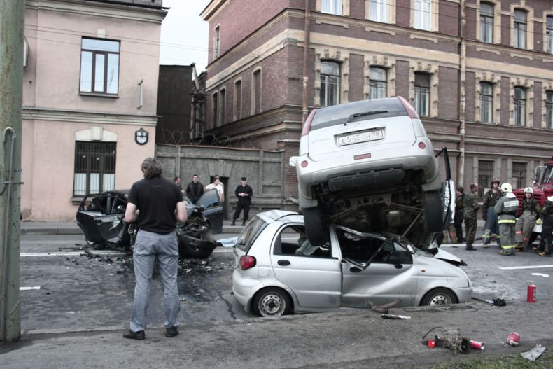 Авария на Ждановской набережной в Питере (9 фото)