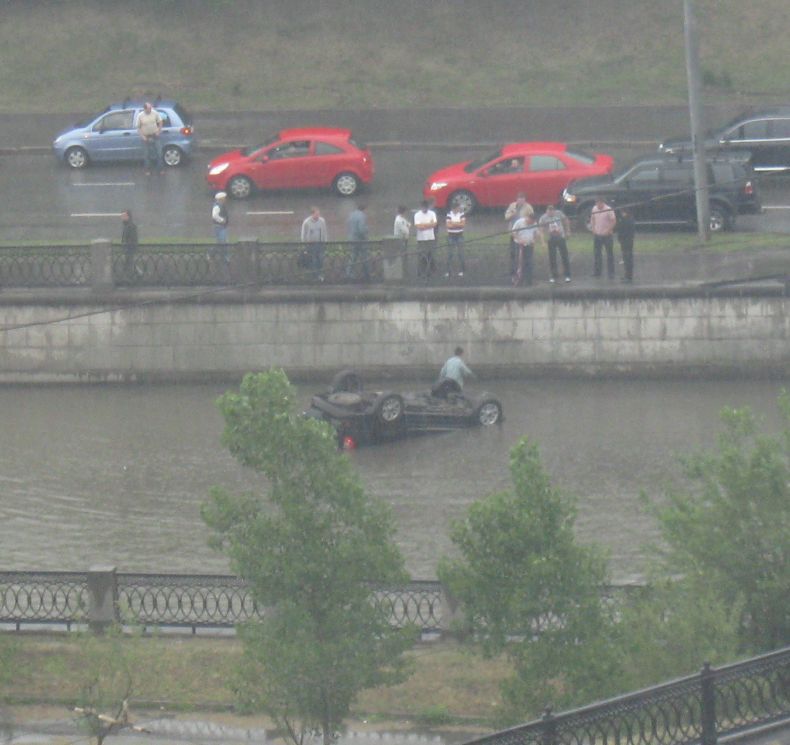 Авария у Лефортовского моста (5 фото)