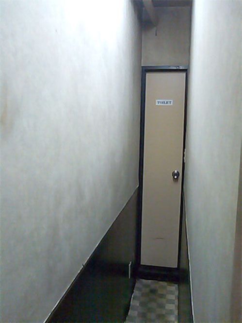 Самый узкий туалет в мире (2 фото)