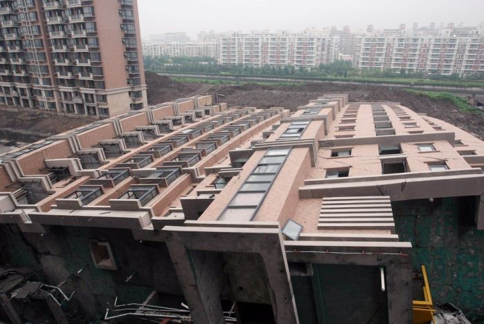 В Шанхае странным образом обрушился 13-этажный дом (6 фото)