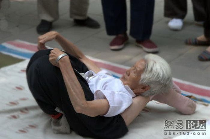 80-летняя фанатка йоги (10 фото)