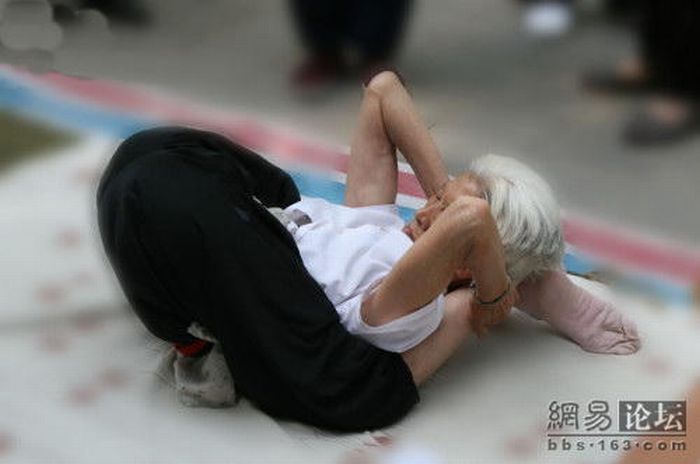 80-летняя фанатка йоги (10 фото)