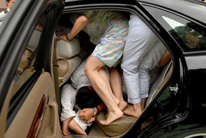 Сколько китайцев поместится в одной машине (5 фото)
