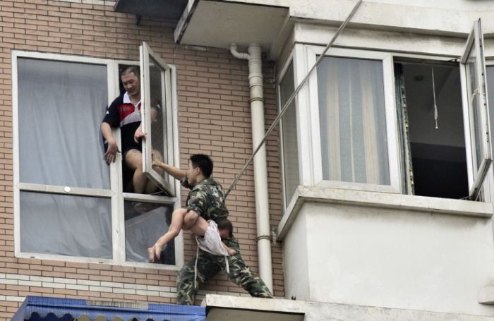 Спасение ребенка в Китае (7 фото)