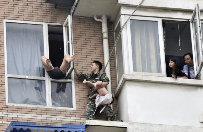 Спасение ребенка в Китае (7 фото)