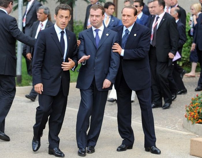 Пьяный Медведев на G8? (5 фото)