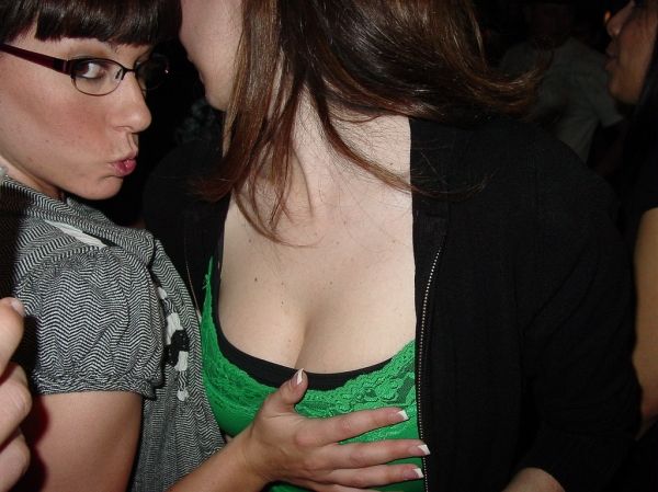 Девушки лапают друг друга за грудь (66 фото)