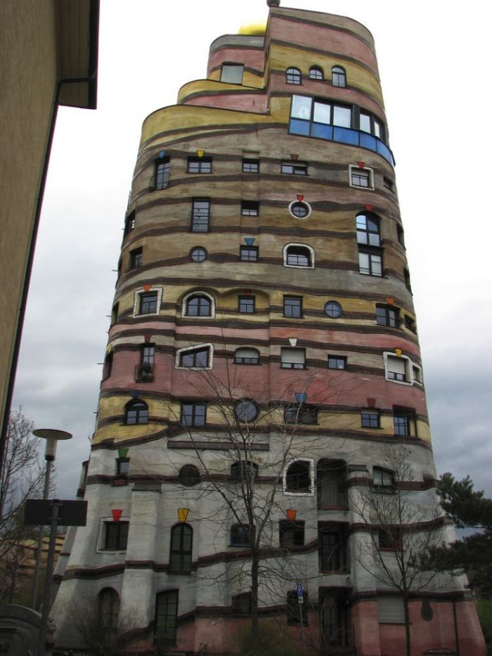 Waldspirale - удивительное здание в Германии (12 фото)
