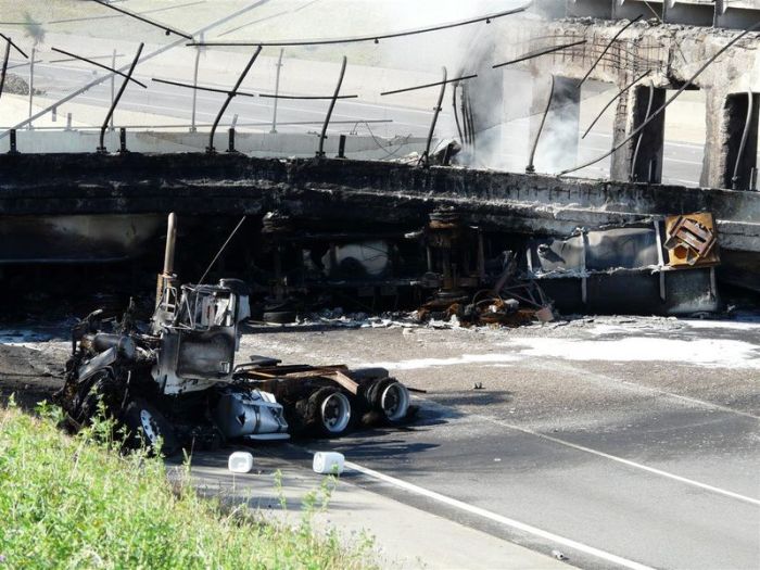  Обрушение моста в результате взрыва бензовоза (42 фото)