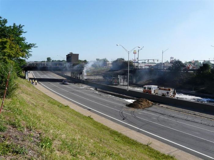  Обрушение моста в результате взрыва бензовоза (42 фото)