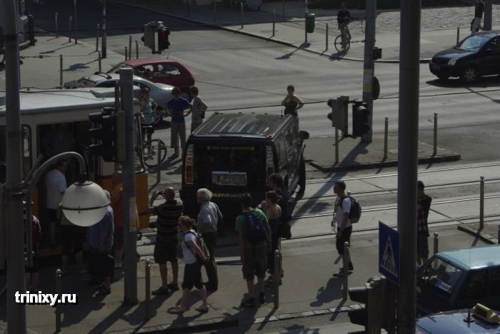 Hummer против трамвая (16 фото)