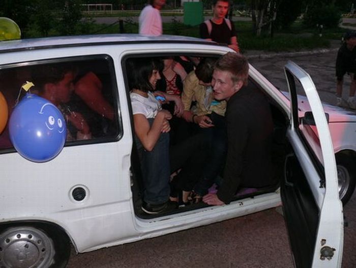15 человек в одном автомобиле ОКА (5 фото)