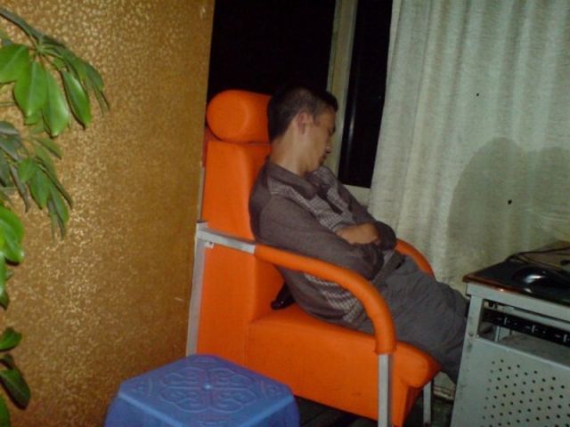 Спящие люди в китайских интернет-кафе (34 фото)