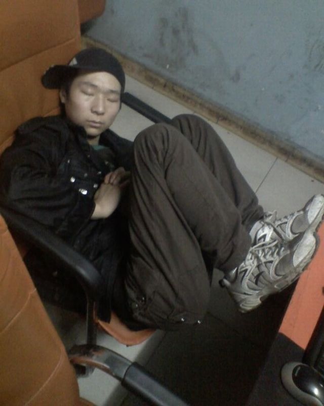 Спящие люди в китайских интернет-кафе (34 фото)
