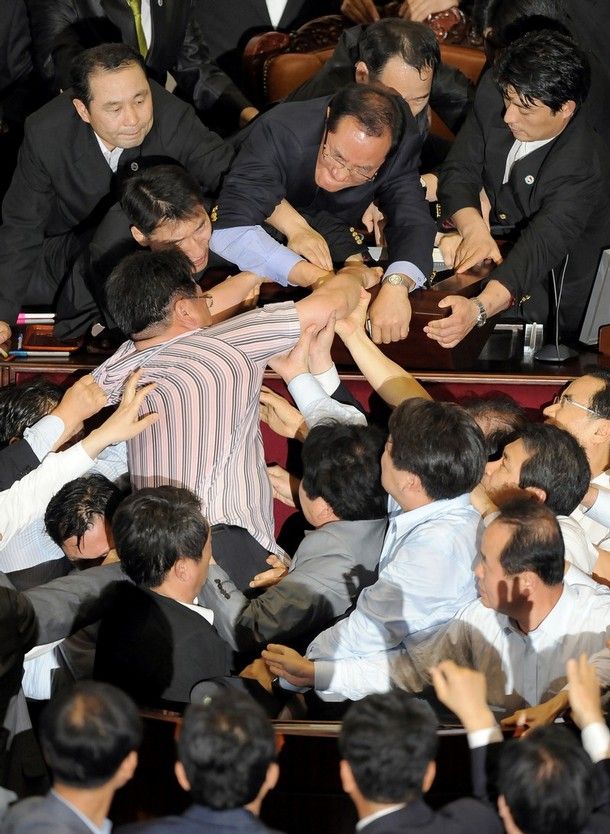 Драка в парламенте Южной Кореи (20 фото + видео)